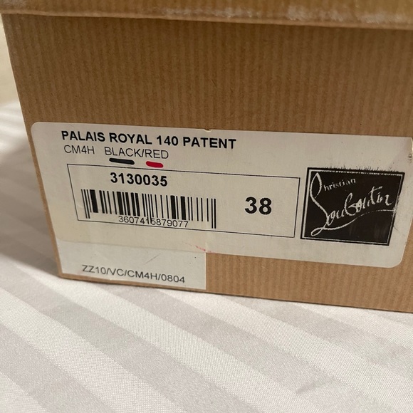 Christian Louboutin - Picture 5 of 10